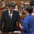 El presidente de la Generalitat, Carles Puigdemont, y la diputada de la CUP Mireia Boya, en el Parlament.