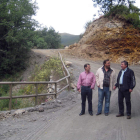 Los diputados Velasco y Valcarce flanquean al edil de Villafranca, Pereira, en el camino a Aira da Pedra.