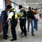Dos policías paran a un pasajero en las inmediaciones del aeropuerto