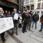 Integrantes de Ecologistas en Acción, ayer en la puerta del Ayuntamiento