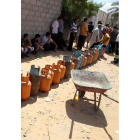 Varias personas esperan para comprar bombonas en Tripoli.