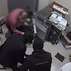 Los atracadores, durante el asalto a uno de los bancos. CUERPO NACIONAL DE POLICÍA
