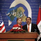 Clinton junto al primer ministro irakí Hoshyar Zebari ayer en Bagdad