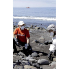 Un voluntario recoge muestras de combustible.