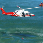 El helicóptero de Cantabria realizó un ejercicio de rescate en las aguas del pantano de Riaño.