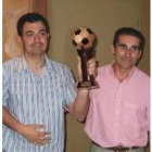 Pedro, a la derecha, entrega su trofeo a Caja Laboral