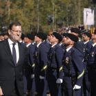 El presidente del gobierno, Mariano Rajoy, durante la entrega de la bandera de España a la Primera unidad de la Guardia Civil en la Plaza de Oriente.