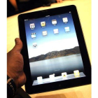 Un periodista prueba el esperado iPad.