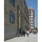 Vista de la fachada principal de los juzgados de Sáenz de Miera