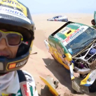 Calleja con el Toyota Hilux destrozado en su parte delantera tras chocar contra una duna. CALLEJA.COM