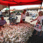 Muchos puestos agotaron existencias en la feria del ajo de Santa Marina del Rey. MARCIANO PÉREZ