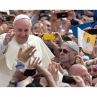 El papa Francisco saluda a la multitud en la plaza de San Pedro del Vaticano.