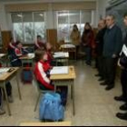 Los niños escuchan atentamente las explicaciones de los policías