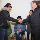El alcalde de León, Antonio Silván, saluda a uno de los usuarios de Calor y café en la visita que se celebró ayer.