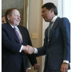 Adelson saluda al presidente madrileño, Ignacio González.