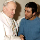 En diciembre de 1983 el papa visitó a Ali Agca en la cárcel.