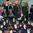 Miembros de la asociación de abuelos, junto a los alumnos del Colegio Peñacorada