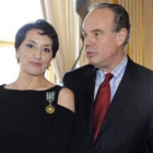 Frédéric Mitterrand impuso la medalla a Luz Casal.