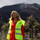 Yolanda Díaz ayer, en su visita a los trabajos de retirada de ceniza en los alrededores del volcán de La Palma. LUIS G. MORERA