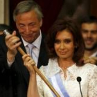 El presidente saliente y esposo con gesto de satisfacción tras la ceremonia de toma de poder