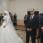 La novia junto a su futuro esposo, el segundo por la derecha, durante la ceremonia.