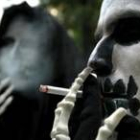 Dos activistas contra el tabaco en una jornada de protesta en Brasilia