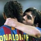 Leo Messi (d) y Ronaldinho serán la pareja de atacantes del Barça ante el Getafe
