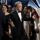 El actor Warren Beatty hace un gesto de disculpa tras el error en el anuncio del premio a la mejor película durante la 89 edición de los Óscar en el Dolby Theatre en Hollywood.
