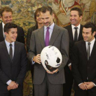 En primera fila, de izquierda a derecha, Álex Márquez, Marc Márquez, el Rey, Toni Bou y Tito Rabat. Detrás, Paco Sánchez, Emilio Alzamora, Roser Alentá y Julia Márquez.
