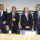Miguel Sebastián en el centro y a su derecha Joan Rosell, durante una reunión.