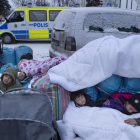 Niños refugiados sirios duermen en la intemperie en el exterior de una oficina de inmigración sueca en Marsta, en las afueras de Estocolmo, el 8 de enero.