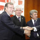 Antonio Silván, José Ángel Hermida y José Moro escenificaron el acuerdo con un apretón de manos.