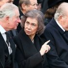La reina emérita Sofía junto al rey emérito Juan Carlos conversa con el entonces príncipe Carlos de Inglaterra, durante el funeral de Estado del rey Miguel I de Rumanía en Bucarest, en 2017. EFE