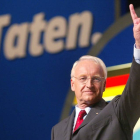 Edmund Stoiber, líder de la CSU bávara, hace el signo de la victoria.