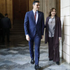 La alcaldesa de Barcelona, Ada Colau, recibe ayer al presidente del Gobierno, Pedro Sánchez.