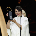 La directora vasca Jaione Camborda sostiene la Concha de Oro del Festival de San Sebastián. JAVIER ETXEZABARRETA