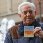 Esteban de Paz, de 92 años, posa con su carnet de primer militante del PP en León