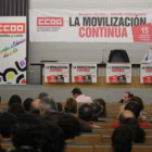 Hernández escucha a Fernández en la asamblea de ayer.