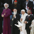 Los líderes religiosos congregados en Asís observan el vuelo de una paloma.