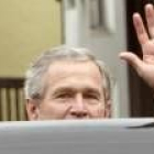 Bush saluda antes de montarse en su coche oficial