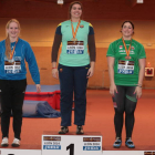 Sabina Asenjo, en el centro, con la medalla de oro, junto a June Kintana (plata) y Belén Toimil (bronce).