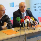 Jorge Juan Peña Albillo y el alcalde de San Andrés, ayer durante la firma del convenio.