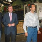 El alcalde y el consejero de Fomento, en la fábrica de láminas de chopo Garnica Plywood