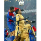 Zwyssig y Donato luchan por un balón durante el choque