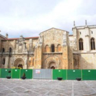 Ya está todo dispuesto en el atrio y la fachada de San Isidoro para dar comienzo, hoy, a las obras.