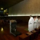 Cientos de personas acudieron con cirios a la misa que clausuró el santuario hasta junio