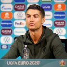 Cristiano retiró las botellas de Coca-Cola en sala de prensa para poner una de agua. UEFA HANDOUT