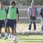 Baena, al fondo, observa un entrenamiento de la Cultural en el área deportiva.