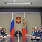 El presidente ruso, Vladimir Putin, en una reunión con miembros del Consejo de Seguridad del estado de Novo-Ogaryovo, este martes.