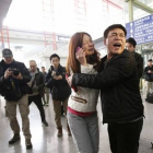 Un familiar de un pasajero a bordo del vuelo Malaysia Airlines MH370 l en el Aeropuerto Internacional de Beijing Capital, en Beijing.